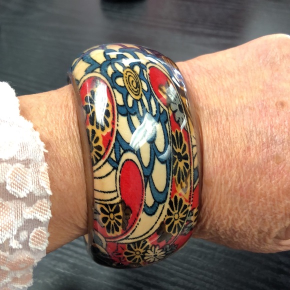 Stunning large acrylic bangle - Picture 2 of 2